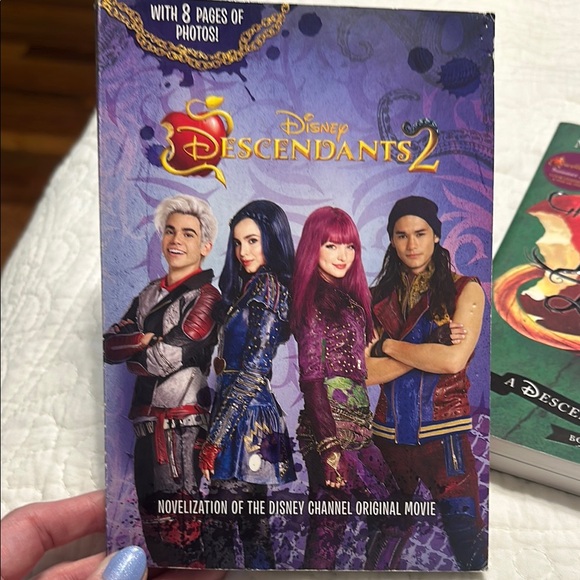 Disney Descendants 2 Kids book set of‎ two - Picture 2 of 3